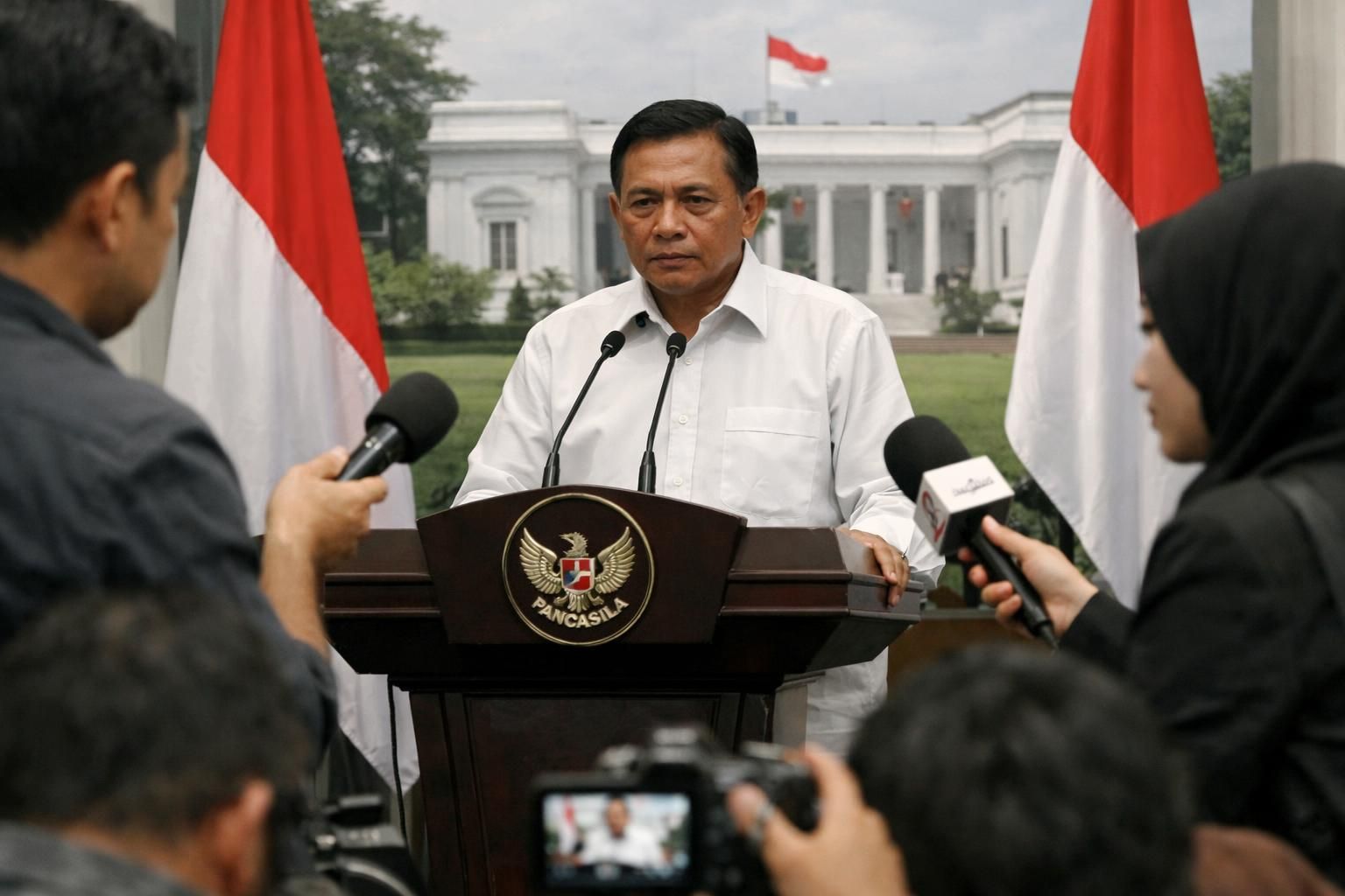 mensesneg menegaskan hotman tidak perlu menghubungkan kasus febrie adriansyah dengan presiden, menepis spekulasi yang berkembang.
