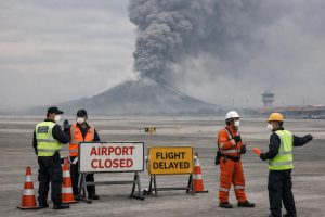 bandara soetta ditutup sementara hingga pukul 13.30 wib akibat erupsi gunung anak krakatau, menyebabkan gangguan aktivitas penerbangan. simak informasi lengkapnya di detiknews.